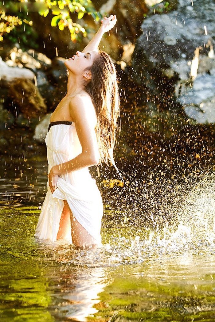 Marie Avgeropoulos in Lima