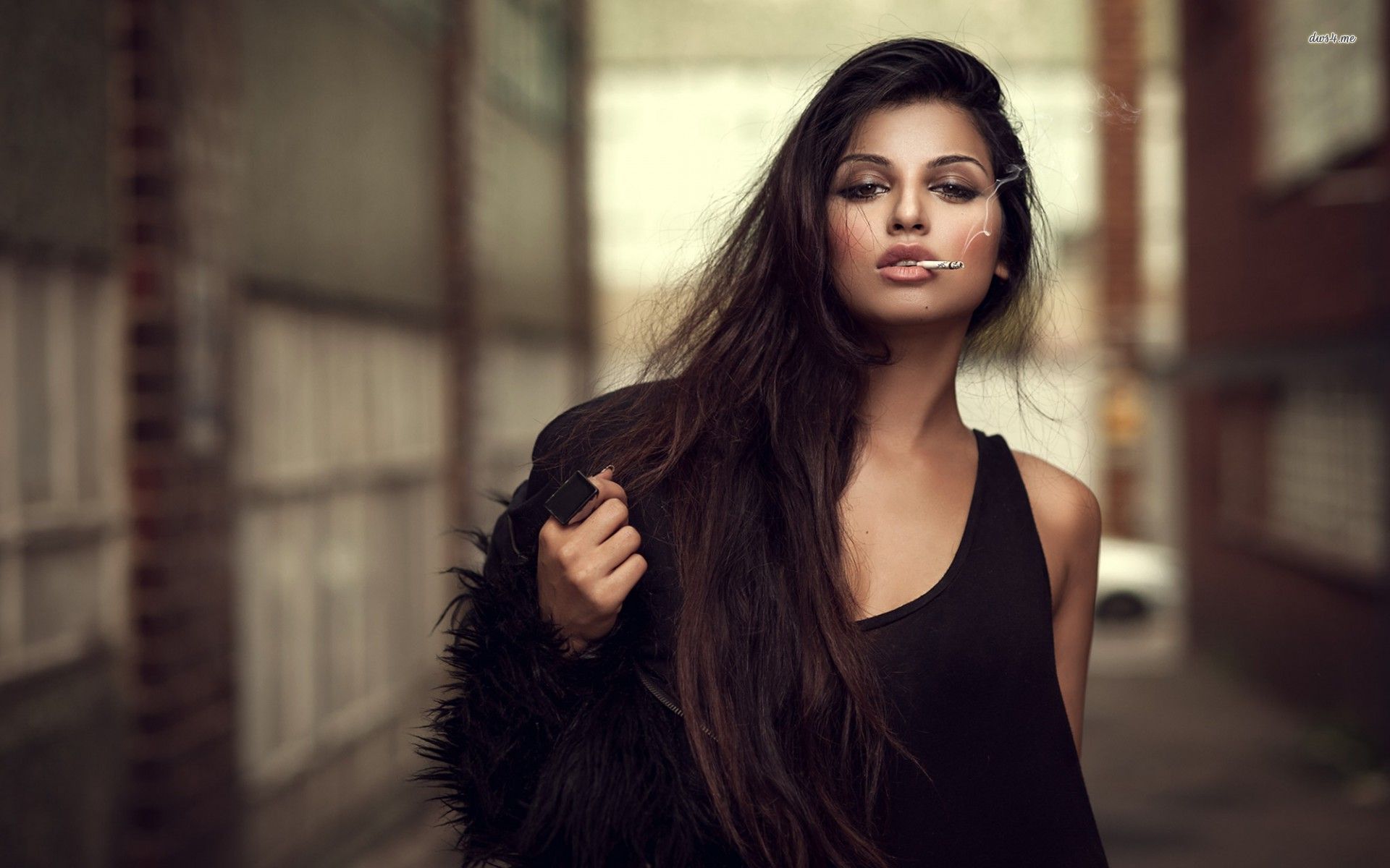 A playful frame from Sassy girls — online in Lima