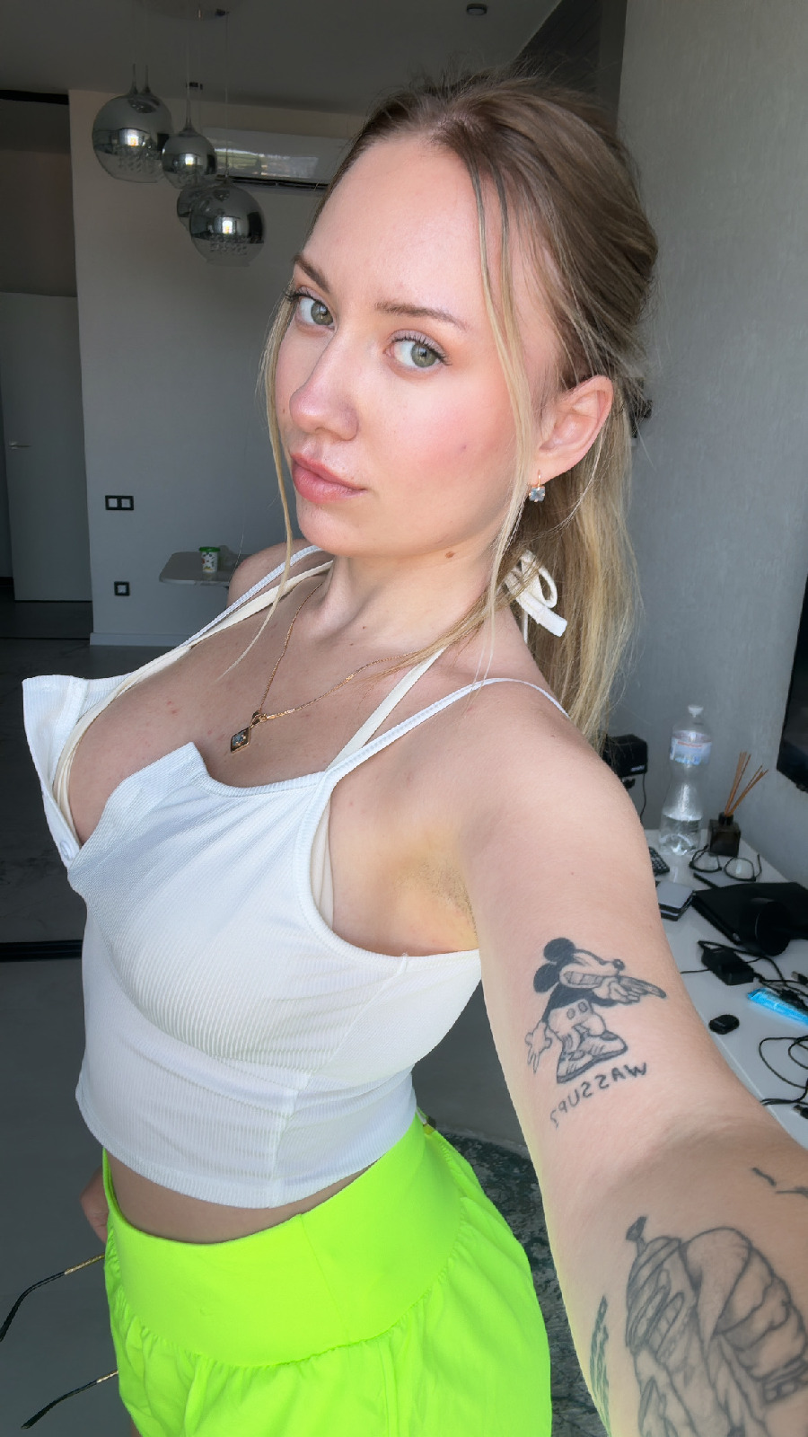 KateV in her underwear in Lima