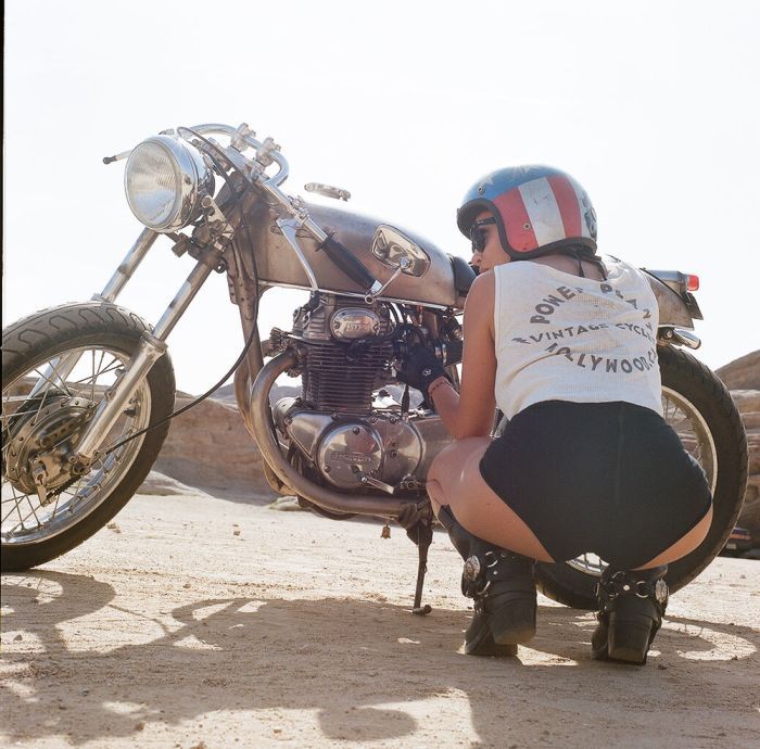 A playful frame from Girls on a motorcycle — online in Lima
