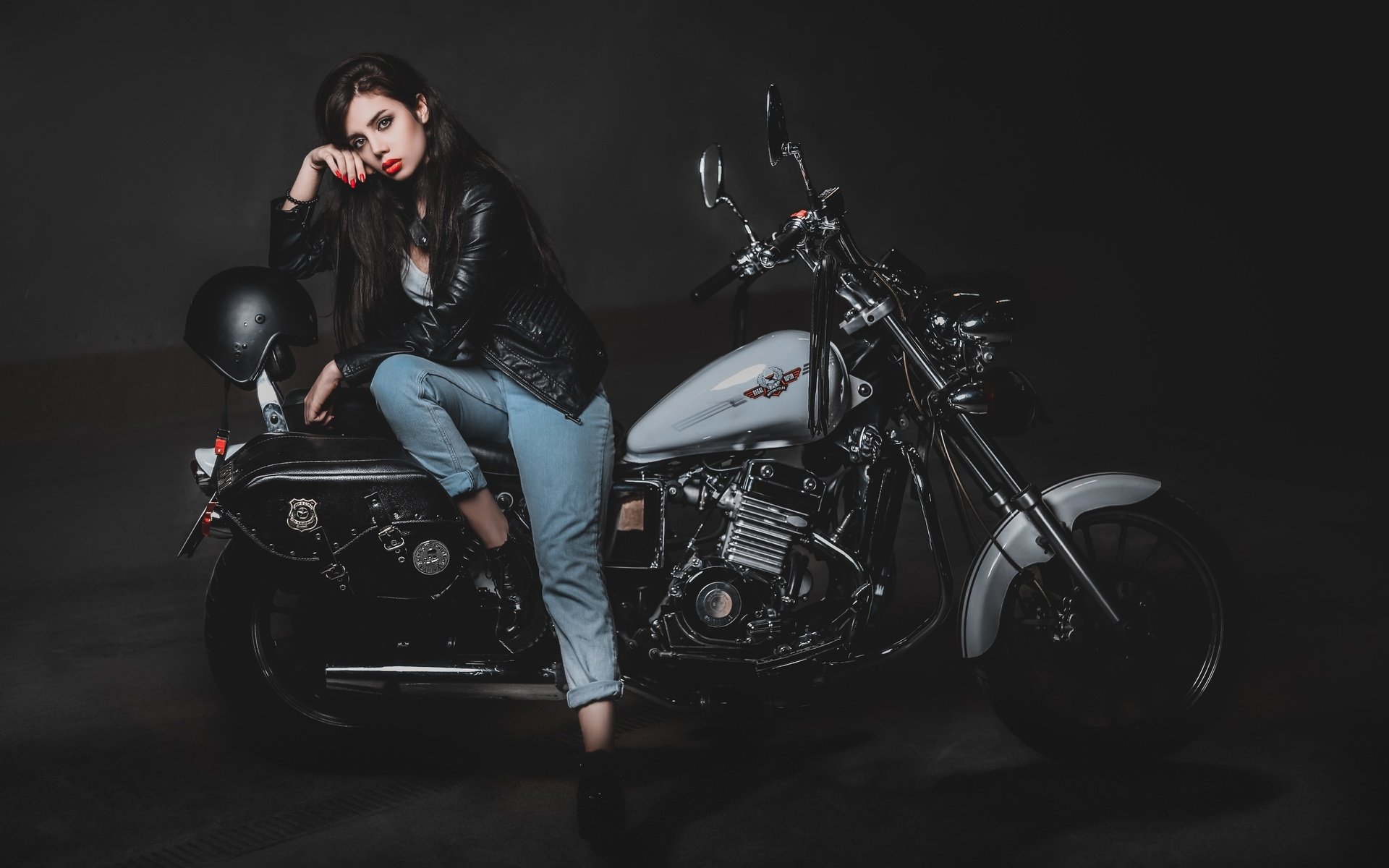 Biker girls: style and drive brings the glow — live moments in Lima