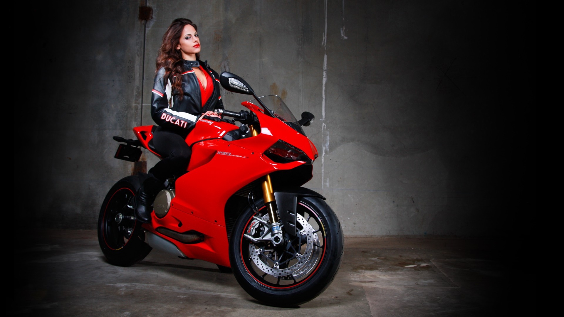 Beautiful girls and motorcycles in Lima — step in, relax, and chat live