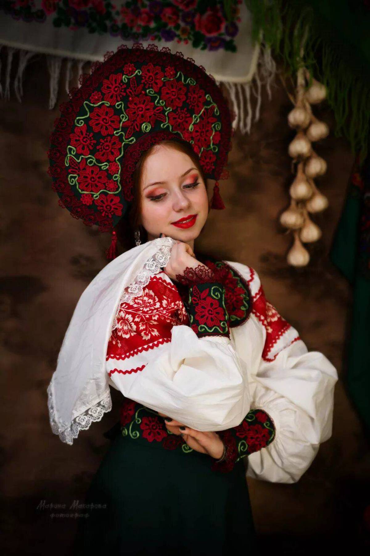 Take a pause and enjoy Women in Slavic costumes — streaming from Lima