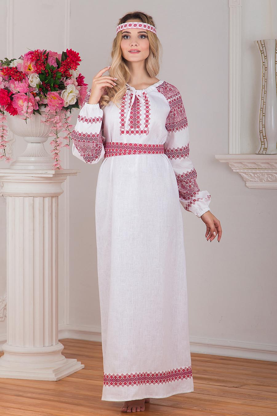 A playful frame from Women in Slavic costumes — online in Lima