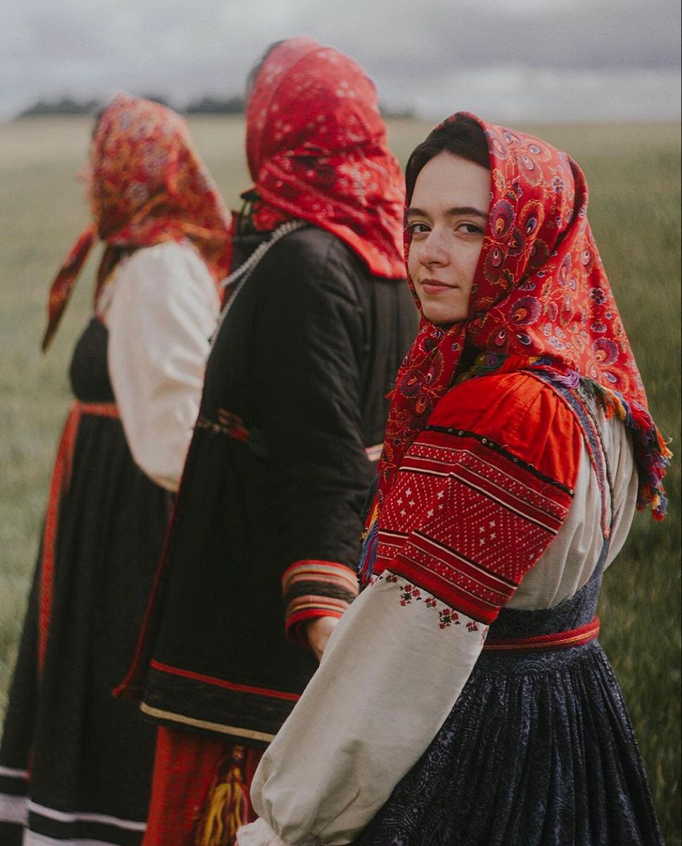 Women in Slavic costumes’s look of the day — catch her live in Lima