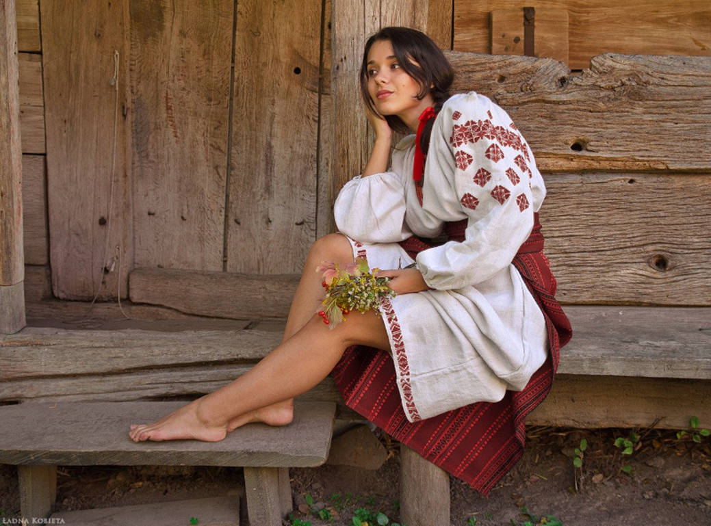 Fresh photos, fresh mood — Women in Slavic costumes online in Lima