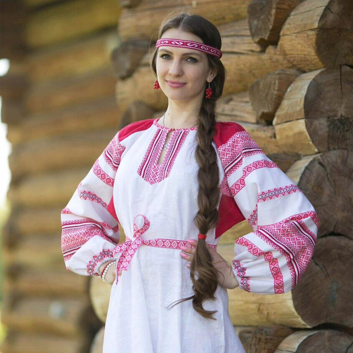 Girls in Slavic costumes brings the glow — live moments in Lima